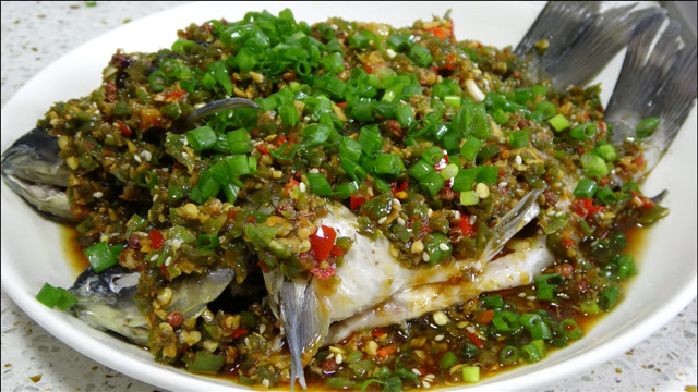 重庆特色江湖菜"凉拌鲫鱼",麻辣鲜香,嫩滑入味,夏天吃祛湿哦