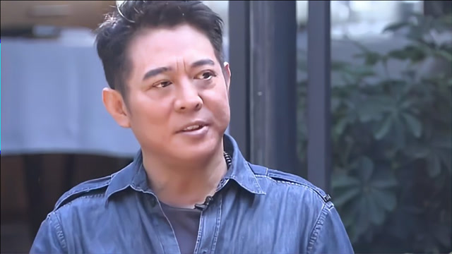 58岁李连杰亮相!走路轻盈精神状态好,跟几年前判如两人