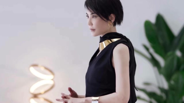 52岁王菲最新广告大片曝光 身段完美皮肤白嫩