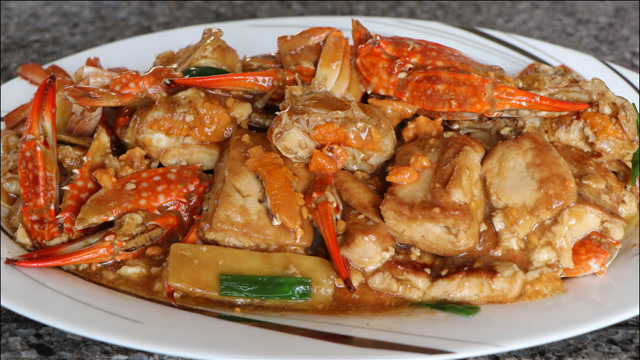 家常菜螃蟹焖豆腐,豆腐软嫩入味比吃螃蟹还香,味道真不错