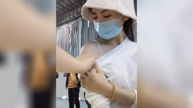 搞笑视频盘点美女打针搞笑名场面欺负我们男生没有吊带