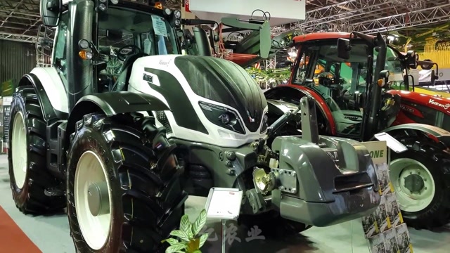 农业机械展:芬兰valtra维美德ats三个系列拖拉机静态展