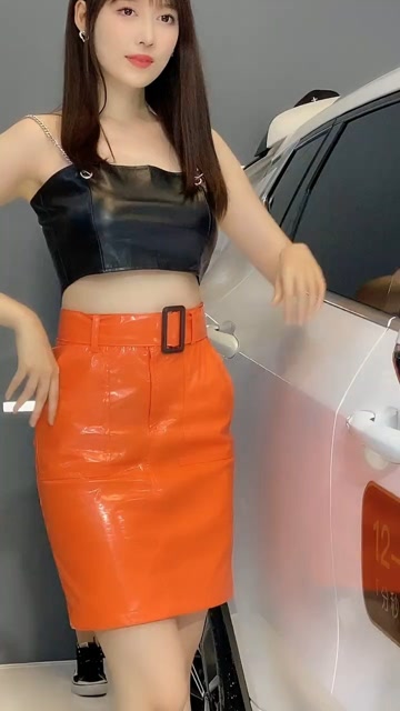 第一次尝试穿皮裙车模