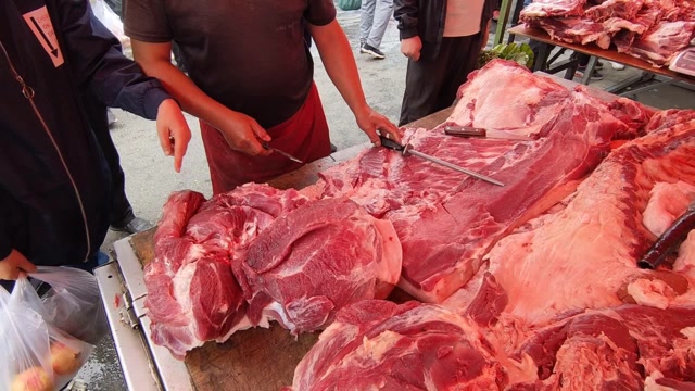 猪肉跌价太吓人,实拍包头红星集市猪肉卖多少钱,真的大吃一惊