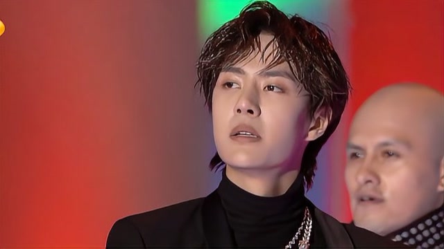 比《无感》还炸裂的舞蹈!王一博一段solo,全场尖叫不断丨嗨爆夜