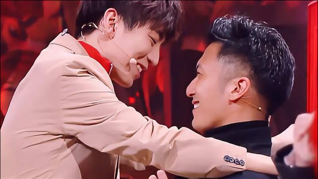 高甜预警!王俊凯当众壁咚谢霆锋,简直不要太甜蜜,我磕到了!