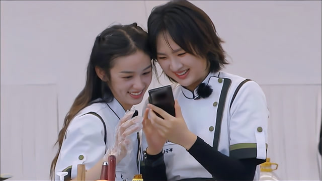 姚安娜趁宁静忙,掏出华为手机拍下这一幕,周也一瞅笑翻了!