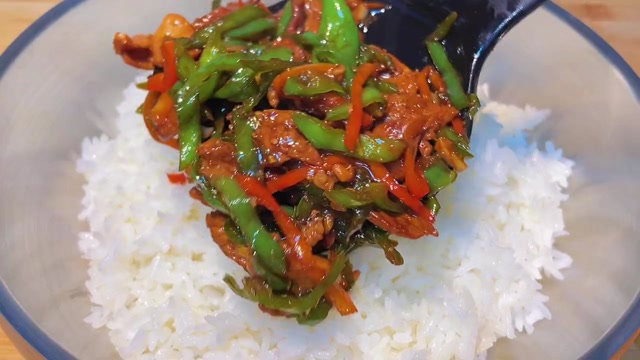 尖椒炒肉饭图片