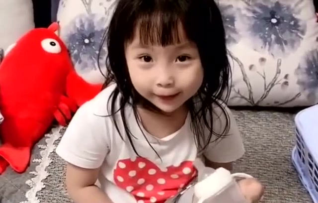 可怜的娃!成都6岁独腿小女孩,花季少女,让人泪目,长得很美