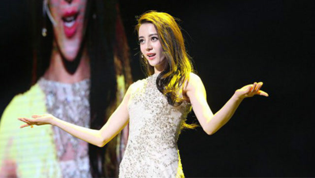 热巴小奶音唱歌特别萌 简直是一枚被演技耽误的声优