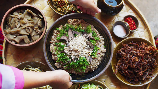 云南阿昌族平时用手吃米线,结婚时新郎要用3米长筷子吃东西