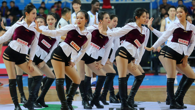 【花絮】福建男篮拉拉队短裤长靴 青春靓丽尽显魅力