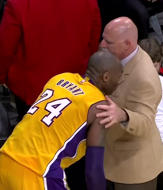 科比也曾手指脱臼 让队医用力掰回像没事一样继续打