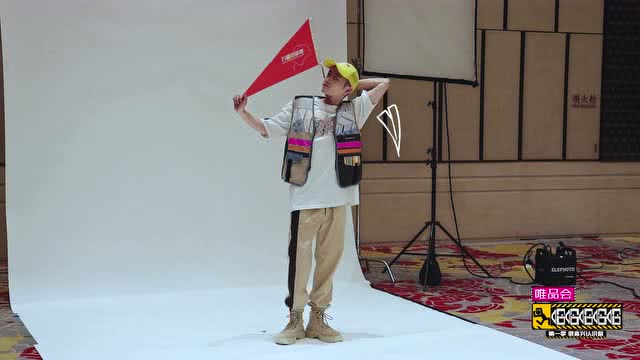 花絮:导游王勉搞怪卖萌花式比心