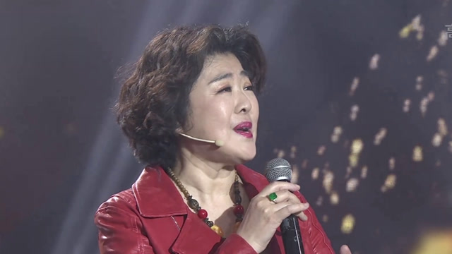 歌唱家万山红演唱歌曲《爱在四季》