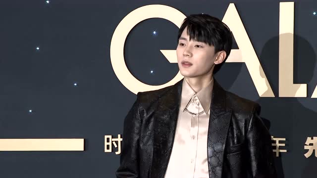 周翊然黑色花纹西装内搭金色衬衣,梨涡笑容好治愈