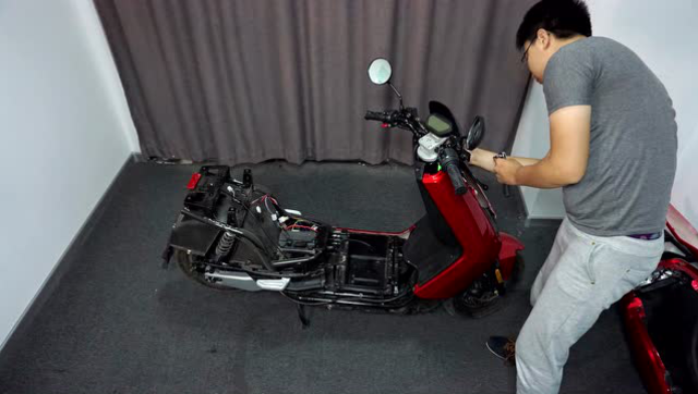 我把价值6k的小牛电动n1s拆了 内部也就这么回事