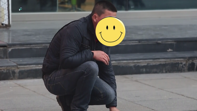 街头恶搞!把手机黏在马路上!路人反应皆醉!奇葩了!