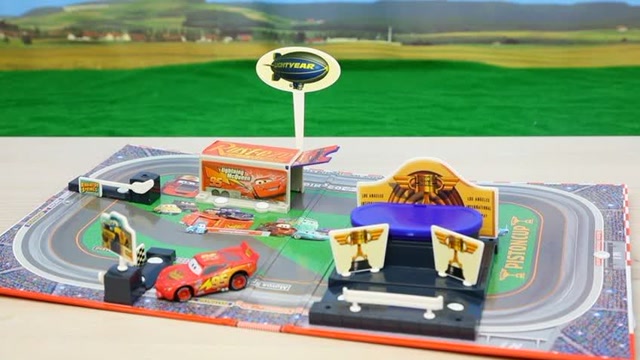 趣盒子玩具大侠 赛车总动员 活塞杯便携纸板赛道 金属闪电麦昆模型