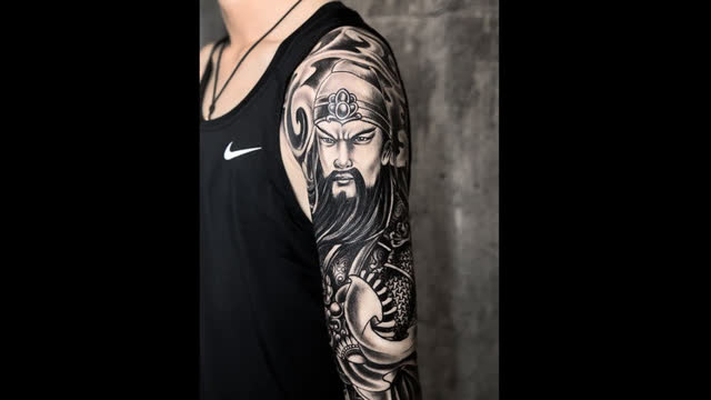 武汉纹身店为哈尔滨帅哥打造的花臂关公纹身视频