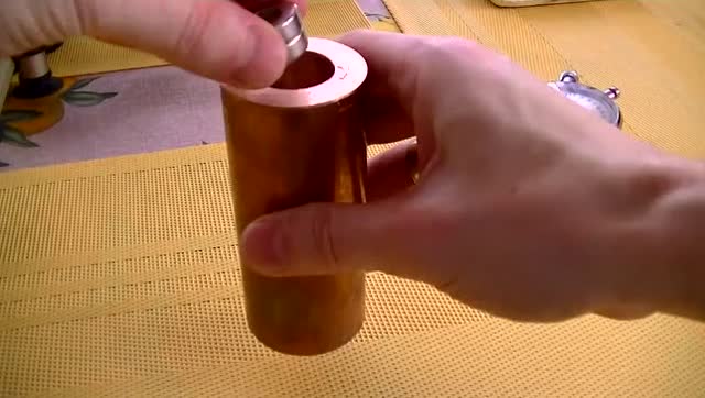 将钕磁铁放入铜管中 神奇的事情发生了