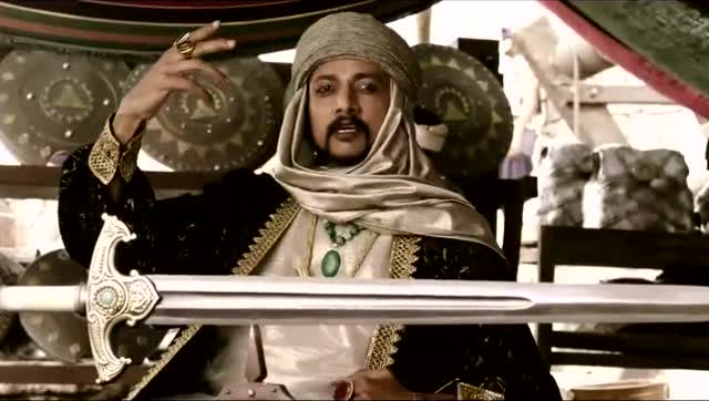 波斯商人拿着绝世宝剑到处炫耀吹嘘老头一刀将宝剑劈成两半