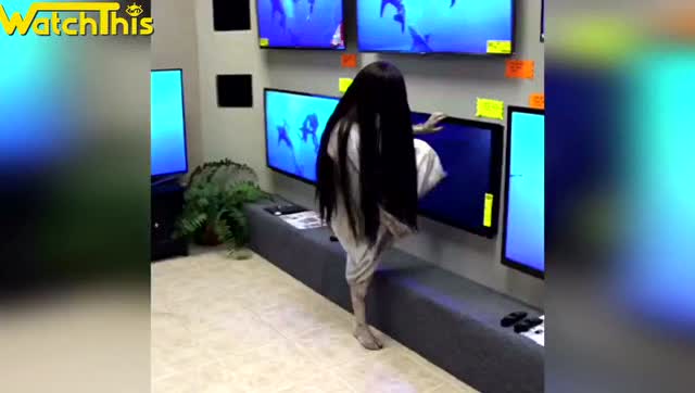 吓死爹爹的恶作剧!买高清电视 贞子竟从电视里爬出來