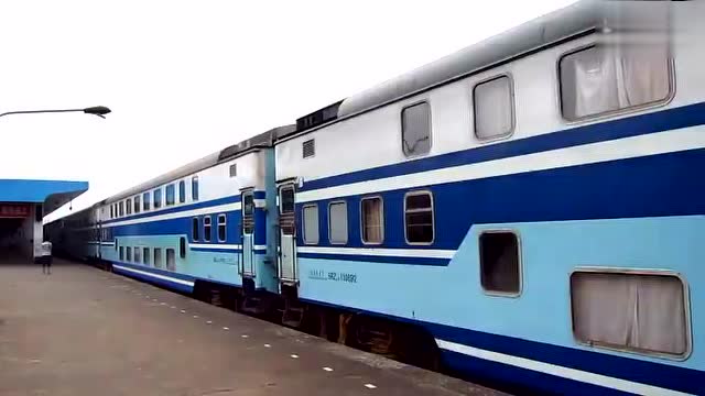 蓝色双层火车图片
