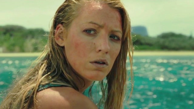 比基尼美女狂虐大白鲨三分钟看完惊悚电影鲨滩