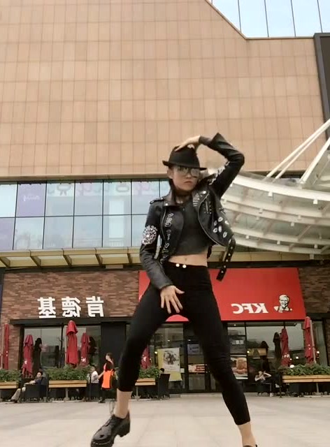 漂亮的爽儿姐姐这身装扮你怎么看?跳起舞来还是很酷的