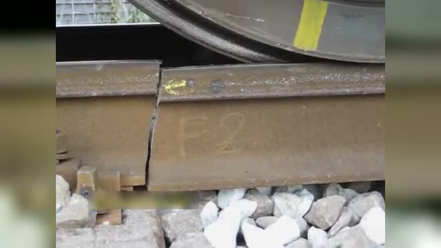 这列火车真猛,铁路都压断轨了!