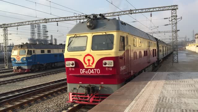 k7425驶入大官屯站