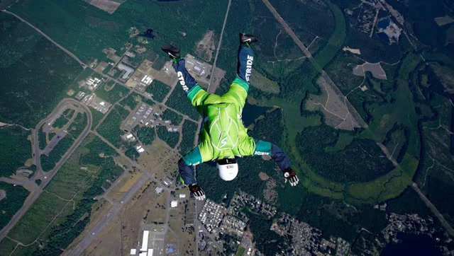 高跳低开的美国特种部队halo跳伞队员,真的就不担心被摔死?