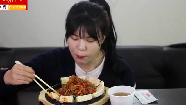 漂亮女孩吃一盘豆腐泡菜,吃津津有味,都看馋嘴了
