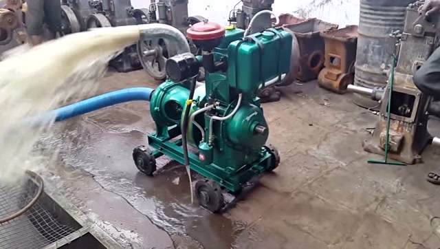 实拍5马力离心式水泵抽水演示