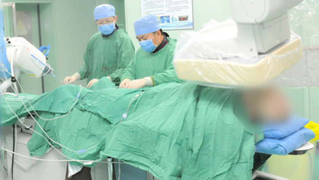 现场演示女性上环避孕手术全过程