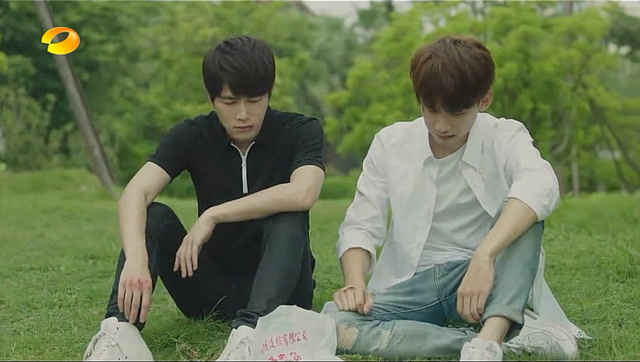 陈学冬像个小媳妇贴心帮白敬亭处理伤口,这俩兄弟真是相爱相杀!