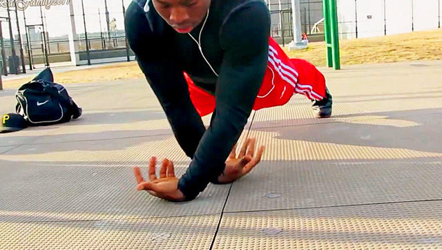 手背用力俯卧撑,街头健身的花式操作!