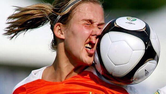 足球的确是高危运动,随时都有被爆头的危险