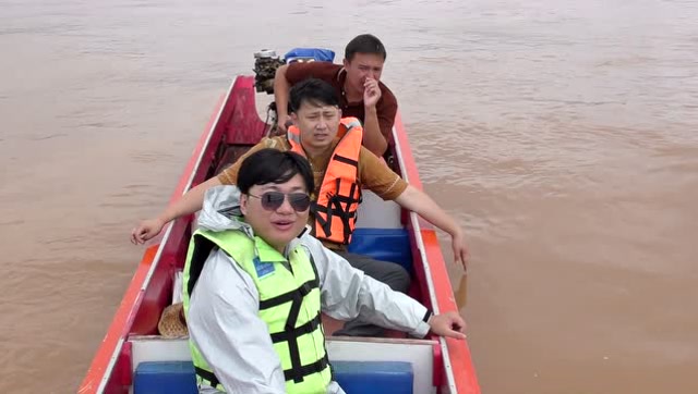 小伙三人偷渡从金三角坐船偷渡到老挝