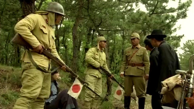 日本鬼子进村抢劫女人和家禽,没想到被过路的男子给干掉了