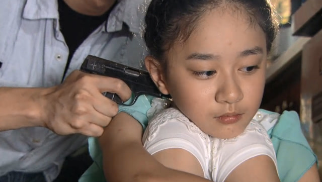 《特警力量》劫匪劫持的人质,得知人质的身份,最后害怕了