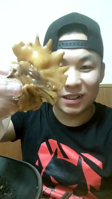 老哥狂吃大鸡头,这操作一般人干不了,有想吃的吗