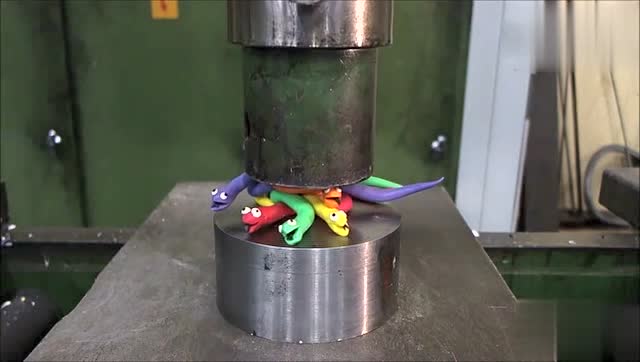 科学实验橡皮泥捏的小动物在液压机下太好玩了魔性