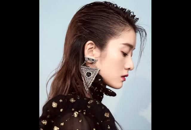 张雪迎首次挑战湿发背头,完美hold住,俏皮性感