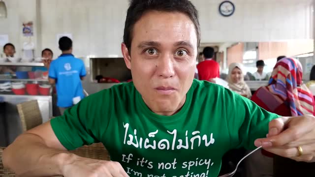 带你去印度尼西亚品尝这里的烤牛排和烤鱼,再来杯咖啡,完美!