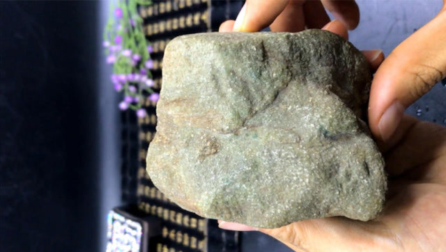 玉石笔记,早市6500收了块翡翠原石,一个月后?