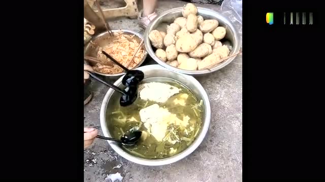 农村孩子吃饭画面,看着让人莫名的心酸!