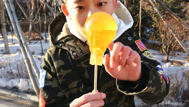 灯泡糖原来应该这么吃!进嘴里拿不出?不存在的 鲤鱼ace