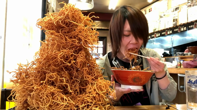 15斤油炸面条,限时吃完免费,日本大胃王耳机小哥,吃的干干净净